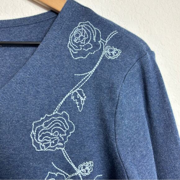 J. JILL BLUE LONG SLEEVE V-NECK FLORAL BLOUSE SIZE SMALL BRAND NEW - Picture 4 of 7